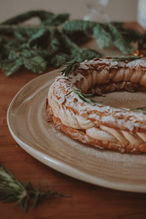 Round waves serving plate