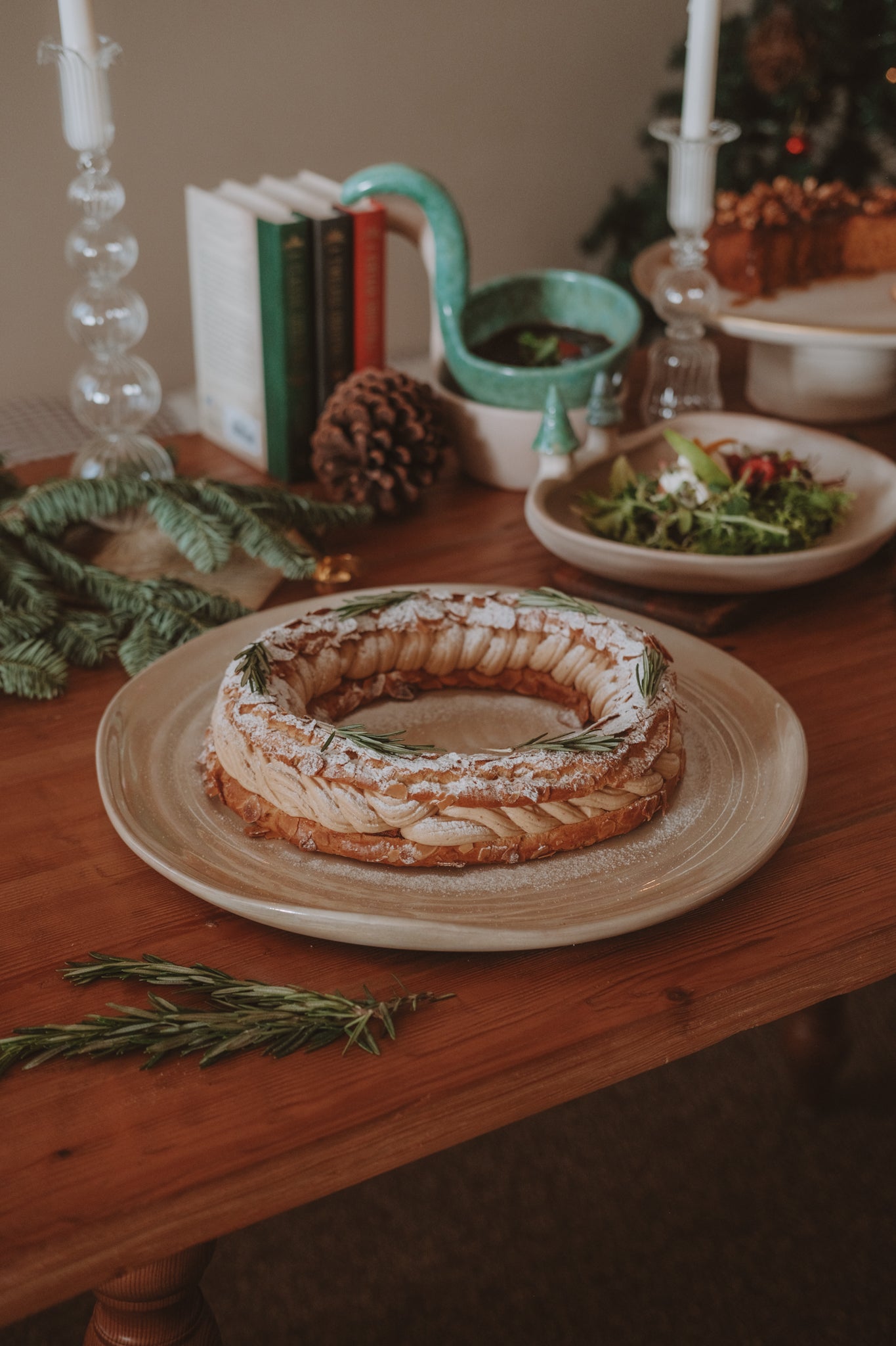 Round waves serving plate